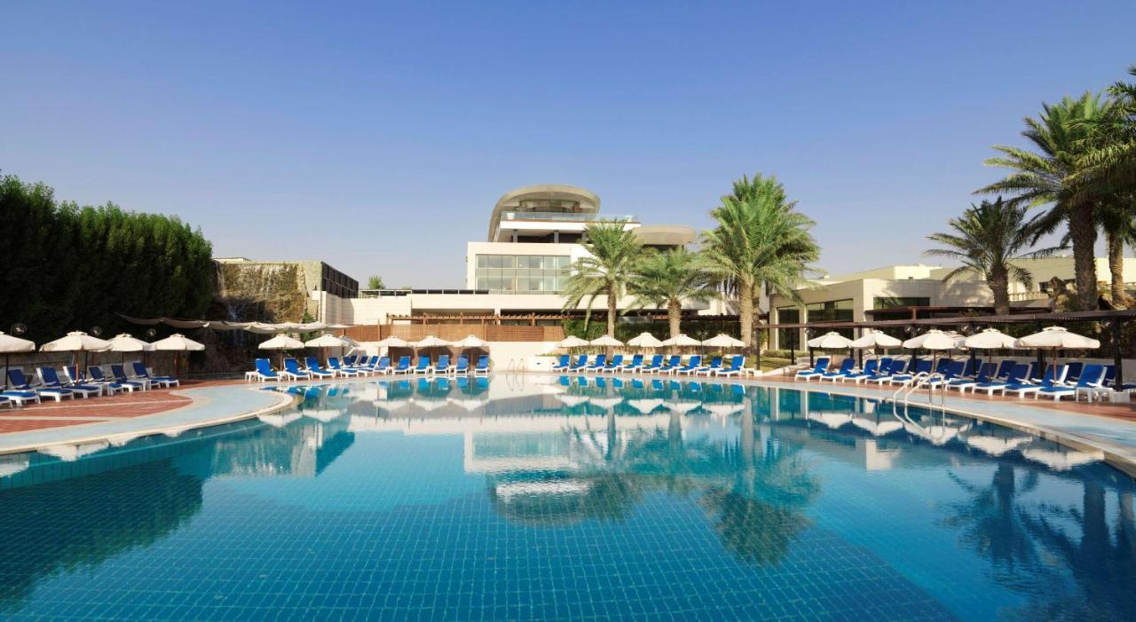 Radisson Blu Hotel, Kuwait Кувейт Экстерьер фото The swimming pool at the Jumeirah Creekside