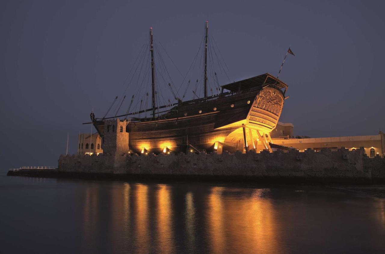 Radisson Blu Hotel, Kuwait Кувейт Экстерьер фото The museum at night