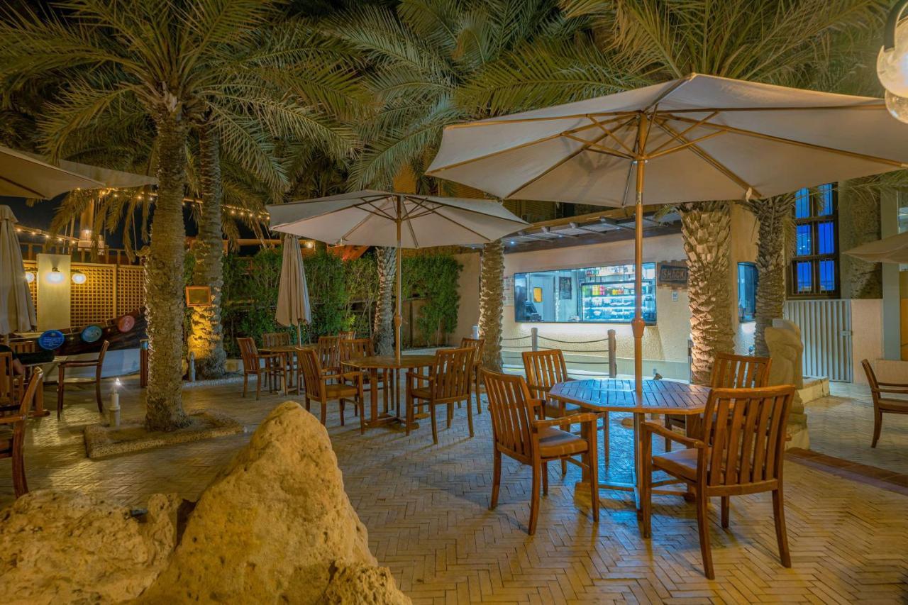 Radisson Blu Hotel, Kuwait Кувейт Экстерьер фото The Oasis Cafe